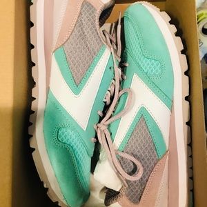 Women’s Grey/Cabbage Colored Brooks